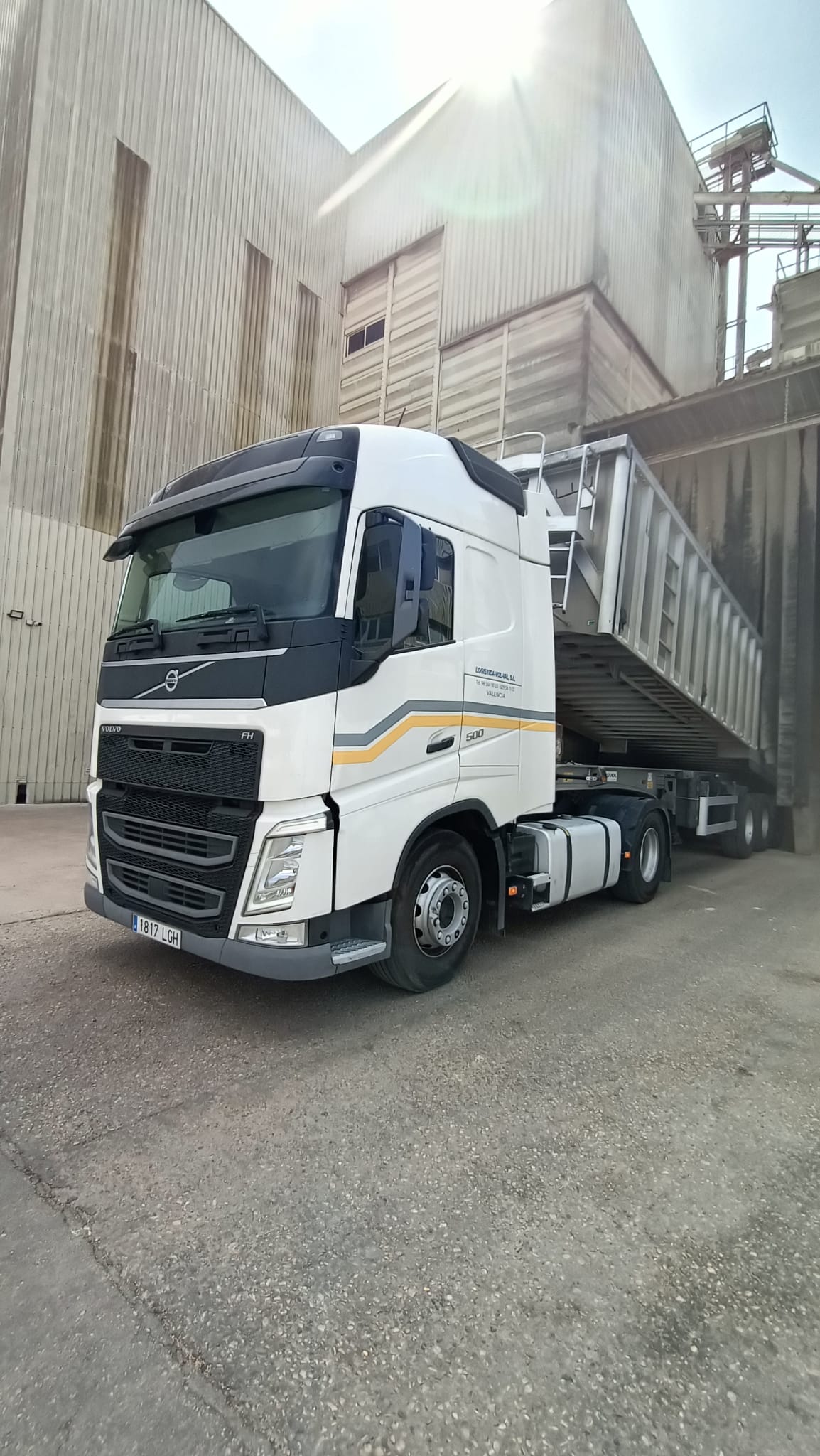Flota de camiones tráiler de Volval Logística